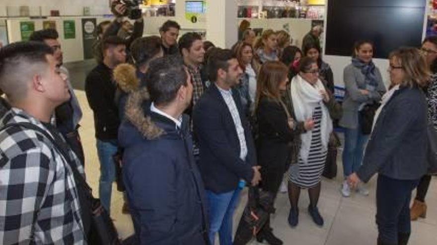 Los jóvenes que participan en el proyecto «Aprender trabajando», ayer.