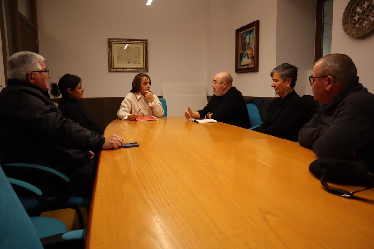 Paula Fernández Pena, en una reunión con miembros de Unións Agrarias y de la plataforma contra el vertedero.