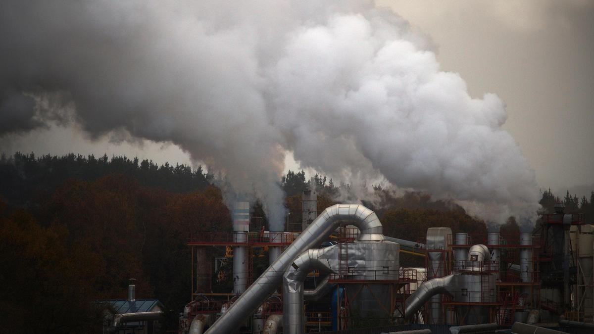 Humos y vapores de agua saliendo de una fábrica