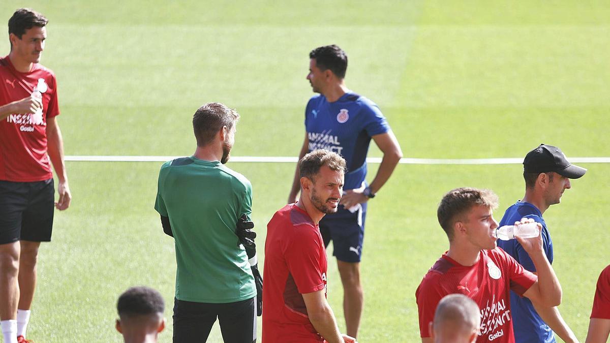 Míchel parlant 
amb Bernardo en un
 entrenament.  aniol resclosa