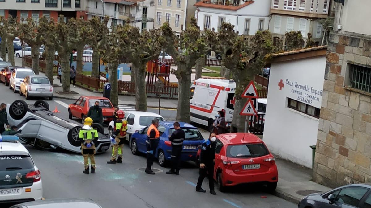 Coche volcado en el centro de Betanzos, junto al cuartel de la Guardia Civil