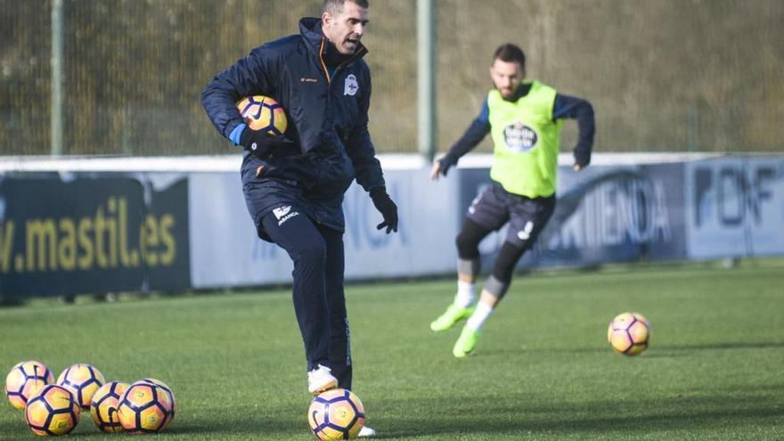 Garitano, con un balón en una sesión en Abegondo