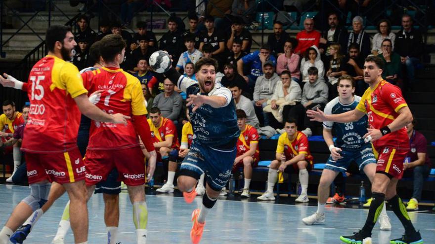 Un momento del partido de ayer en O Gatañal. |  Gonzalo Núñez