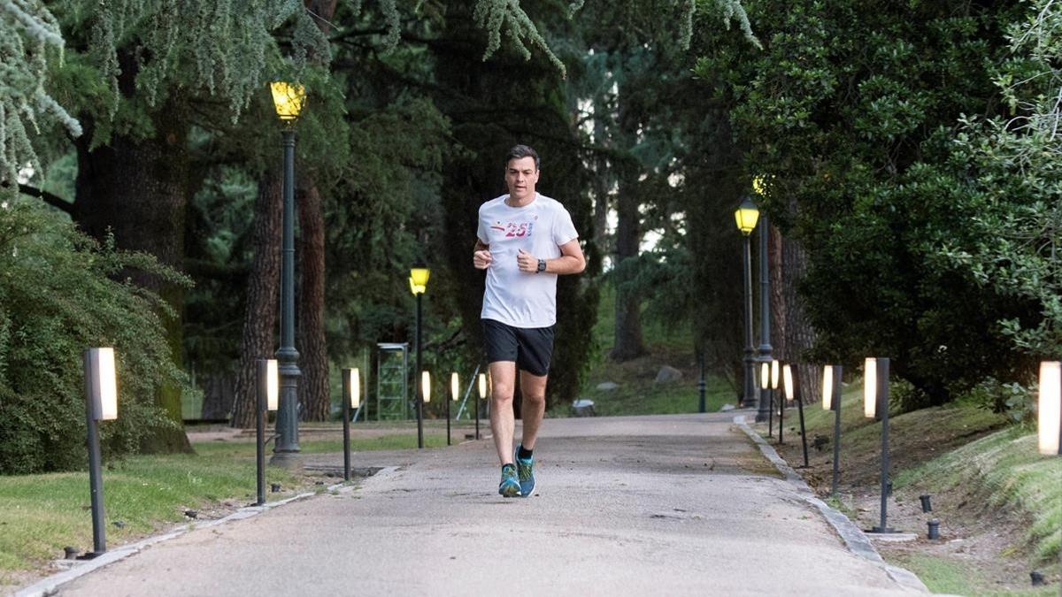 Pedro Sánchez corre por los jardines de la Moncloa, el pasado mes de junio.