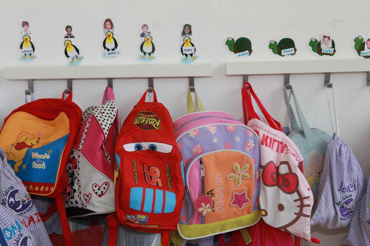 Mochilas en una 'escoleta'.