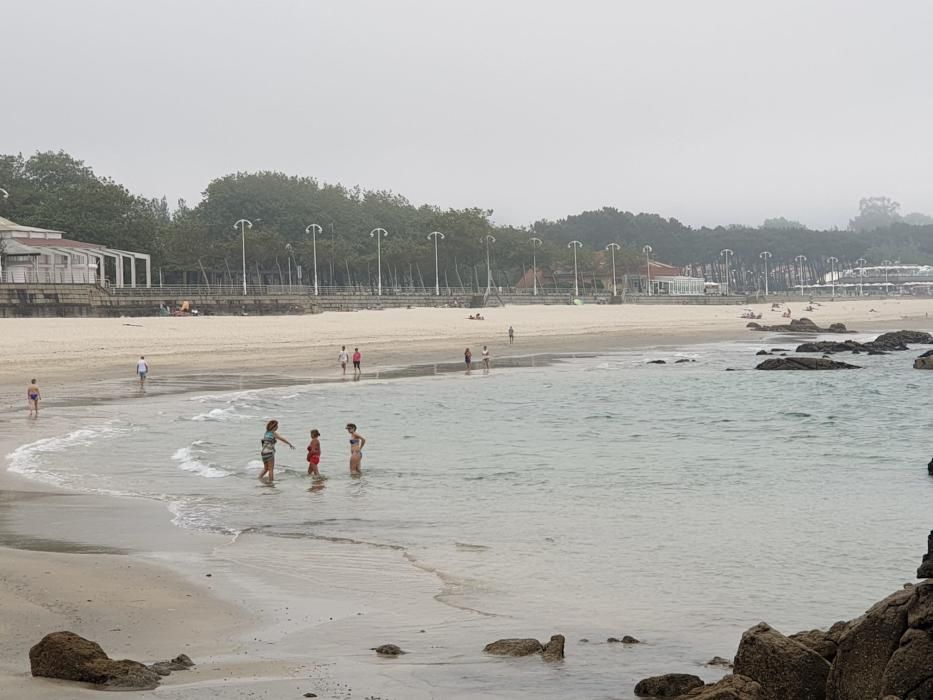 Muchos bañistas han optado por acudir a los arenales a pesar de la bruma - Ourense supera los 35 grados.