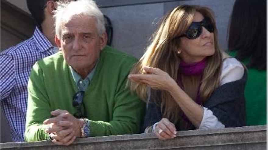 Pepe Sancho, con su mujer, la escritora Reyes Monforte, en las Fallas de 2012.