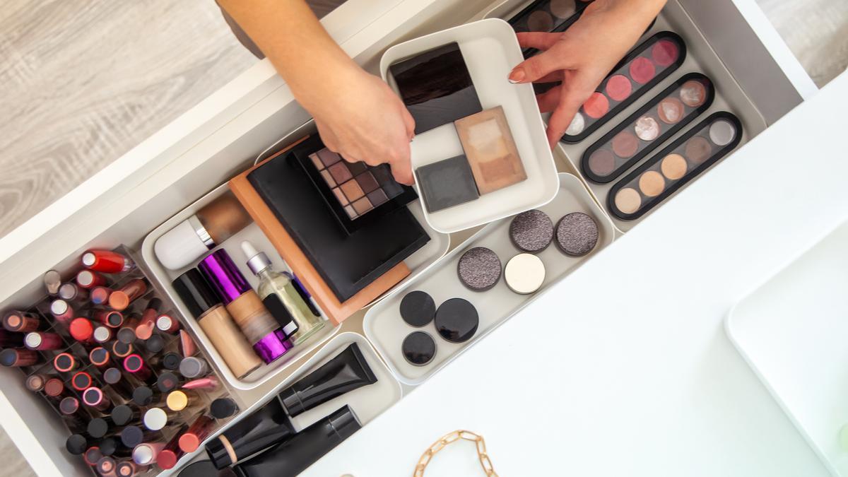Los organizadores de maquillaje que necesitas para mantener en orden (y a la vista) todos tus productos