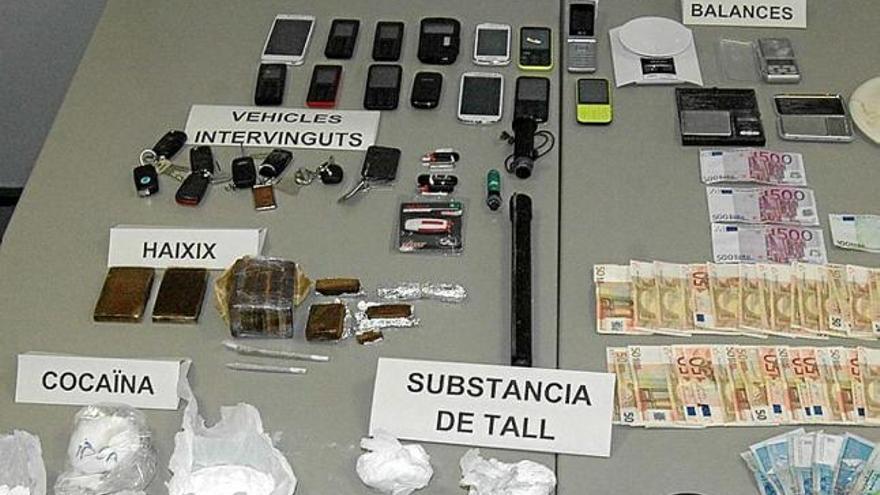 Droga, diners, balances i telèfons mòbils confiscats a l&#039;organització