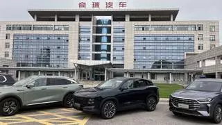 La marca china Omoda aterriza en España y mantiene las opciones para instalar su fábrica de coches en Zona Franca
