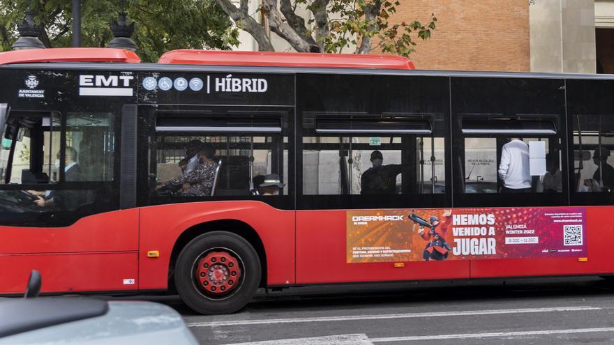 Un bus de la EMT, atascado entre un río de público en la falla Exposición