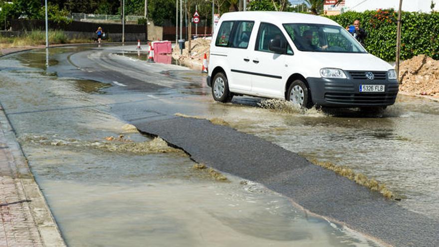 La presión del agua hizo que se levantara un tramo de asfaltado por la rotura.