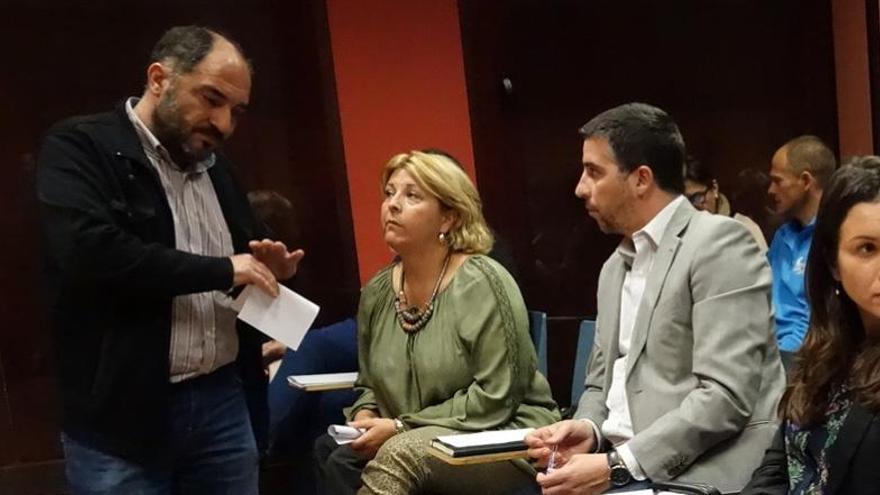 Bernabé, junto a Antonia Moreno y Antonio Zapata, en una reunión del PSOE en Orihuela