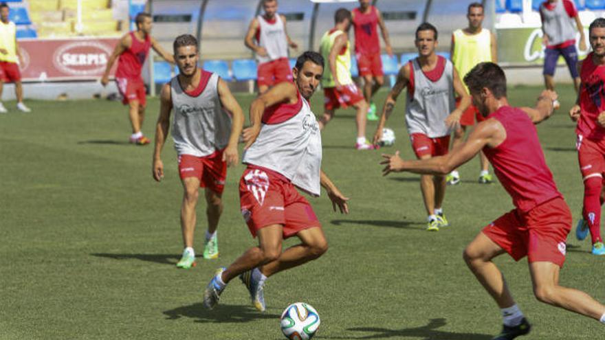 Jorge Devesa trata de controlar el balón durante una sesión de trabajo en el campo de El Collao.