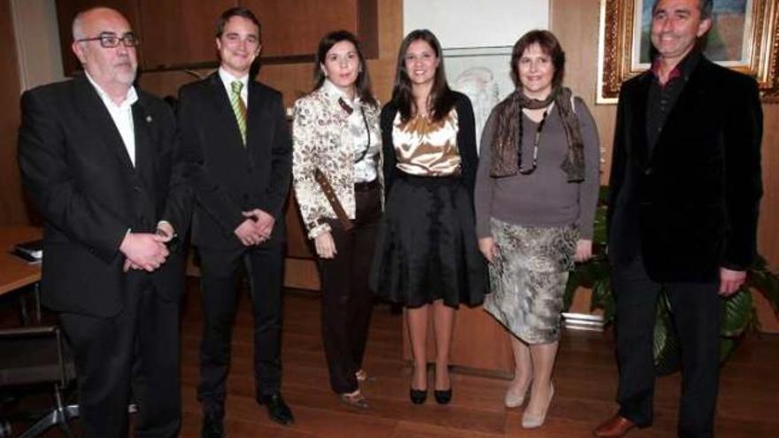 Los representantes de la tripleta, junto a José Pérez, Mercedes Alonso y José Antón.