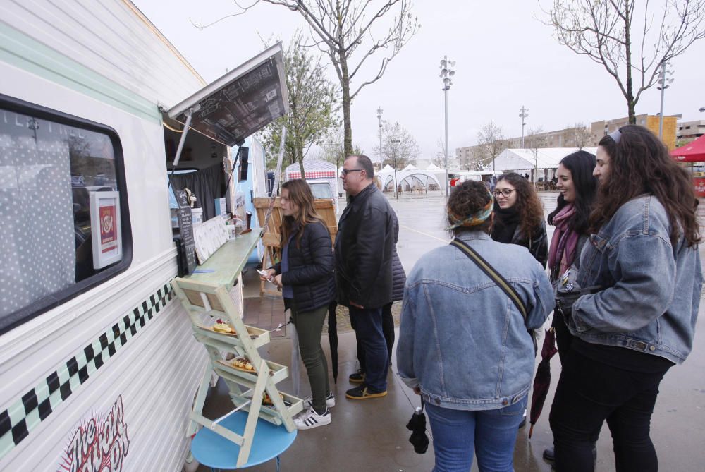 El Food Truck Market de Salt aguanta la pluja