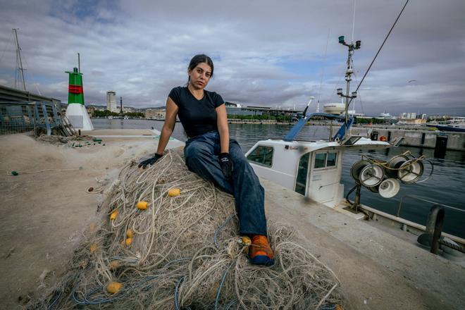 Alba Aguilera, pescadora en Barcelona: "Si con 25 años soy la más joven de España, es que no hay relevo generacional"