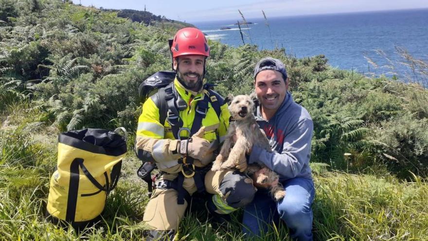 Emergencias rescata a un perro en los acantilados de Dexo