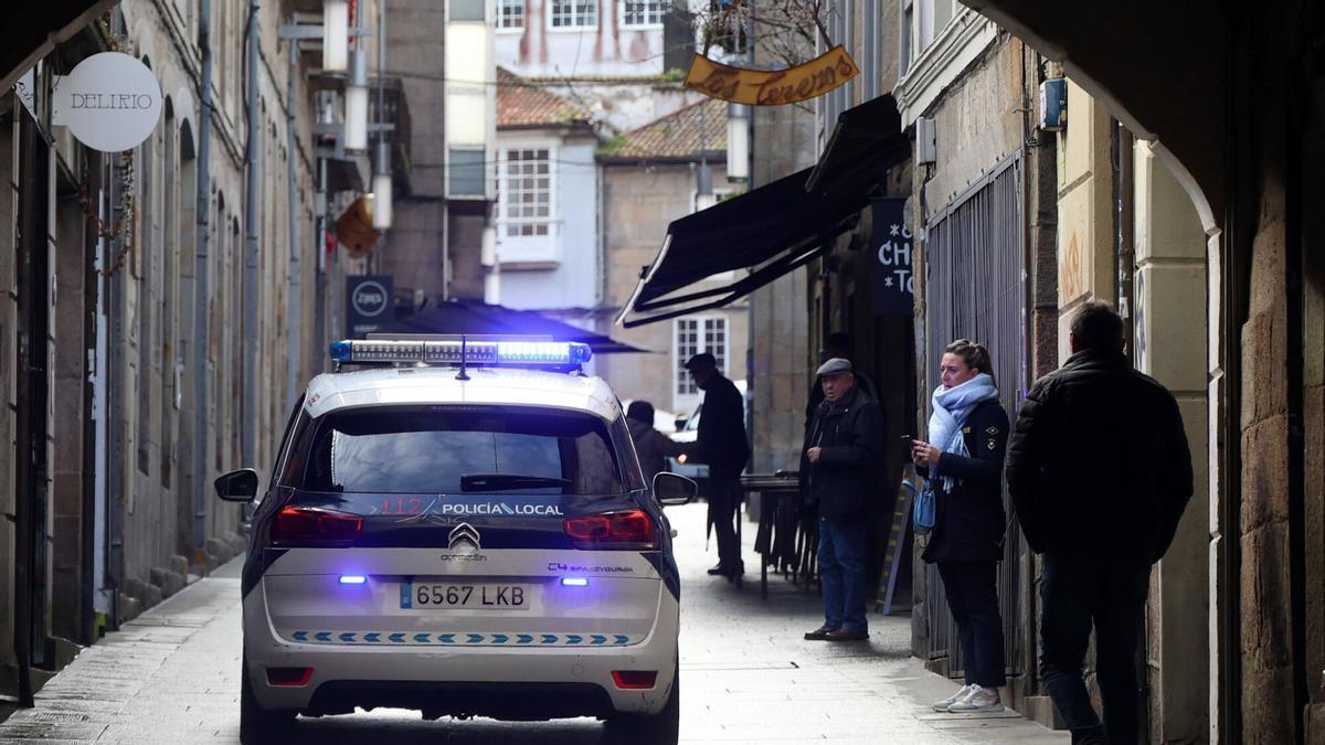 El hombre, que se encontraba alterado, se lanzó sobre el capó de un vehículo policial y lesionó a un agente en una pierna.