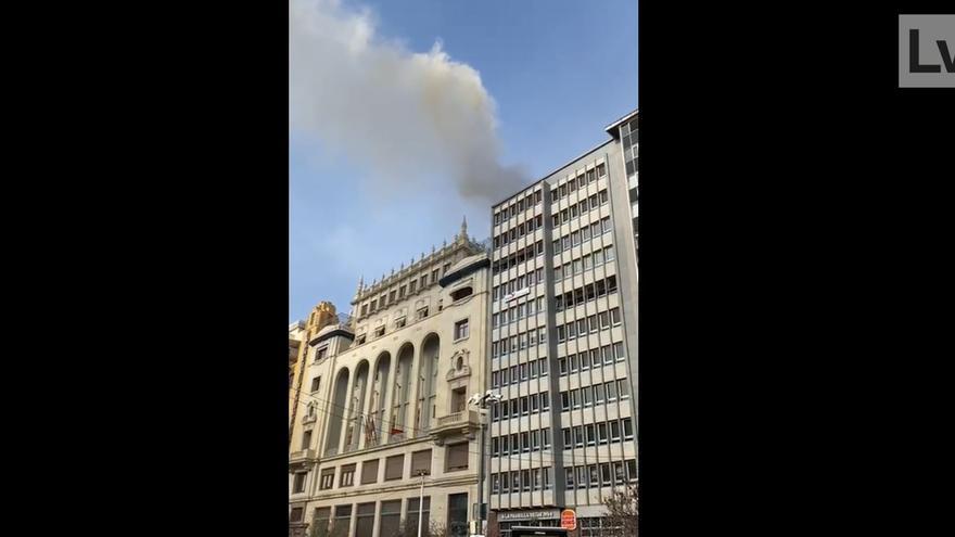 El incendio en un aire acondicionado hace saltar las alarmas en la plaza del Ayuntamiento