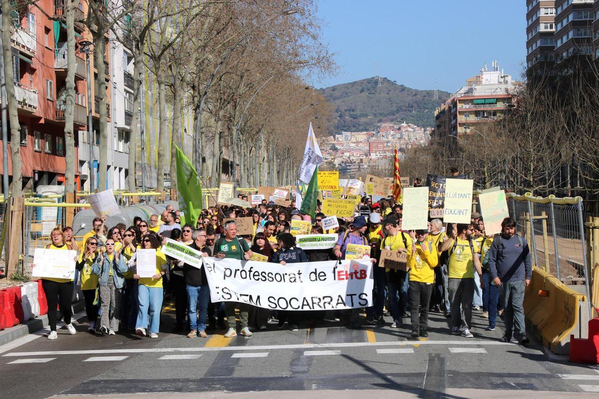Manifestants a l'avinguda Meridiana de Barcelona