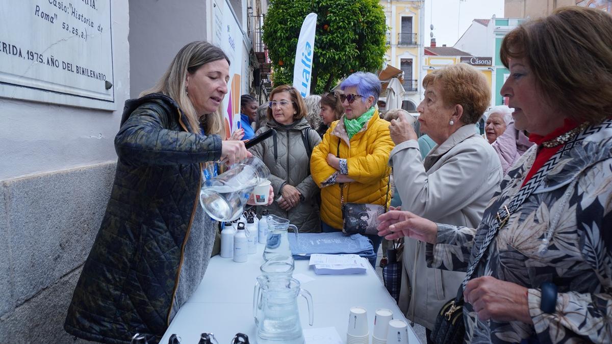En els tastos d’aigua de l’aixeta els ciutadans comparen a cegues l’aigua de l’aixeta i embotellada.