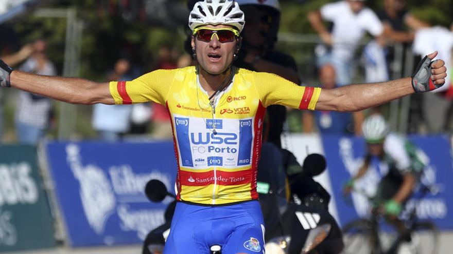 Raúl Alarcón cruza la meta victorioso este martes en la cuarta etapa de la Vuelta a Portugal.