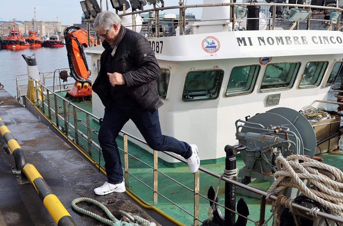 Bouzón, bajando de su buque.