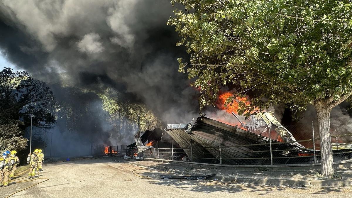Confinados 600 vecinos de Òrrius por un incendio forestal originado en una industria