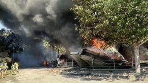 Confinados 600 vecinos de Òrrius por un incendio forestal originado en una industria