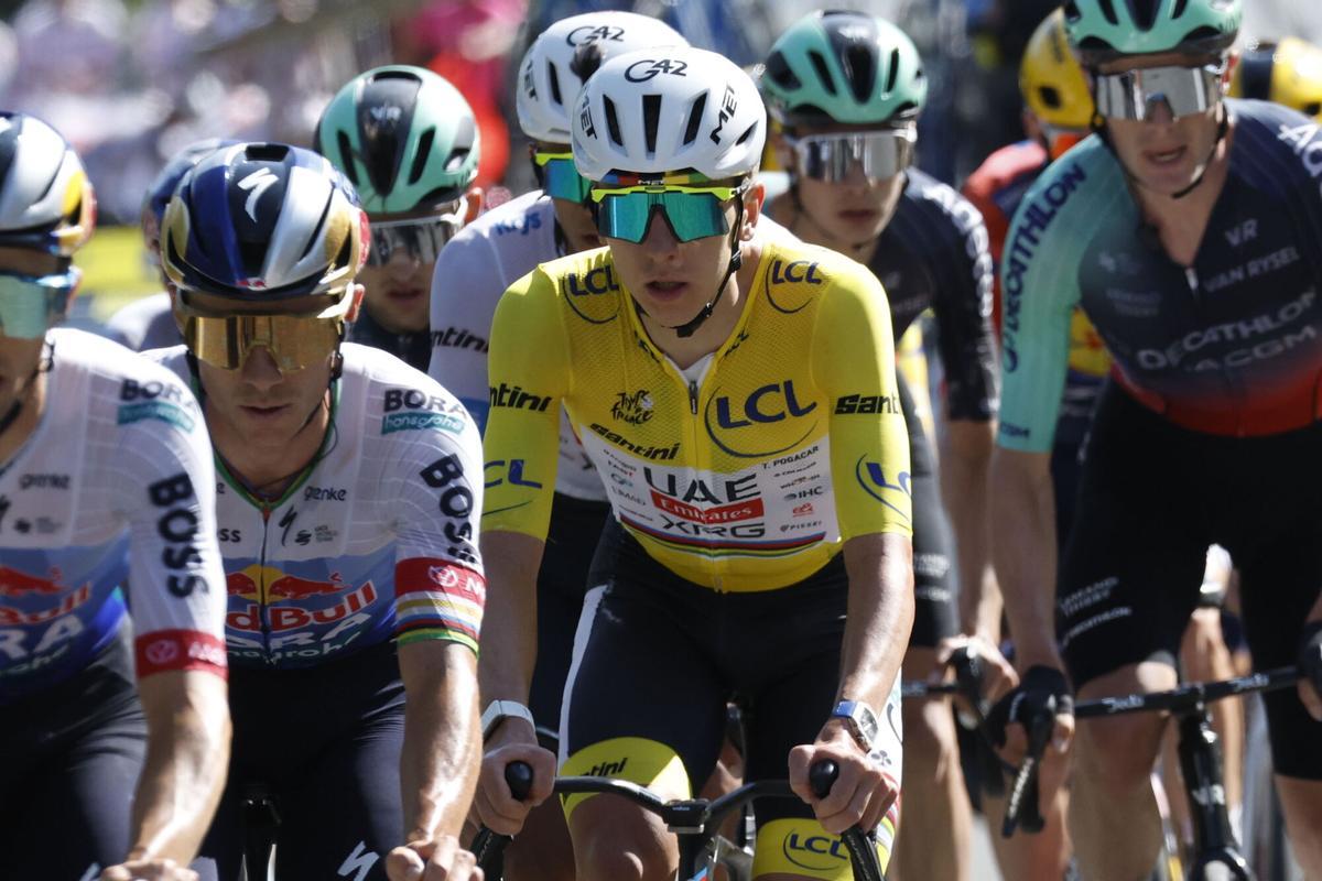 El ciclista esloveno Tadej Pogacar (C) del UAE Team Emirates XRG en acción durante la etapa 18 del Tour de Francia, un recorrido de 185,2 km entre Voiron y Orcieres-Merlette.
