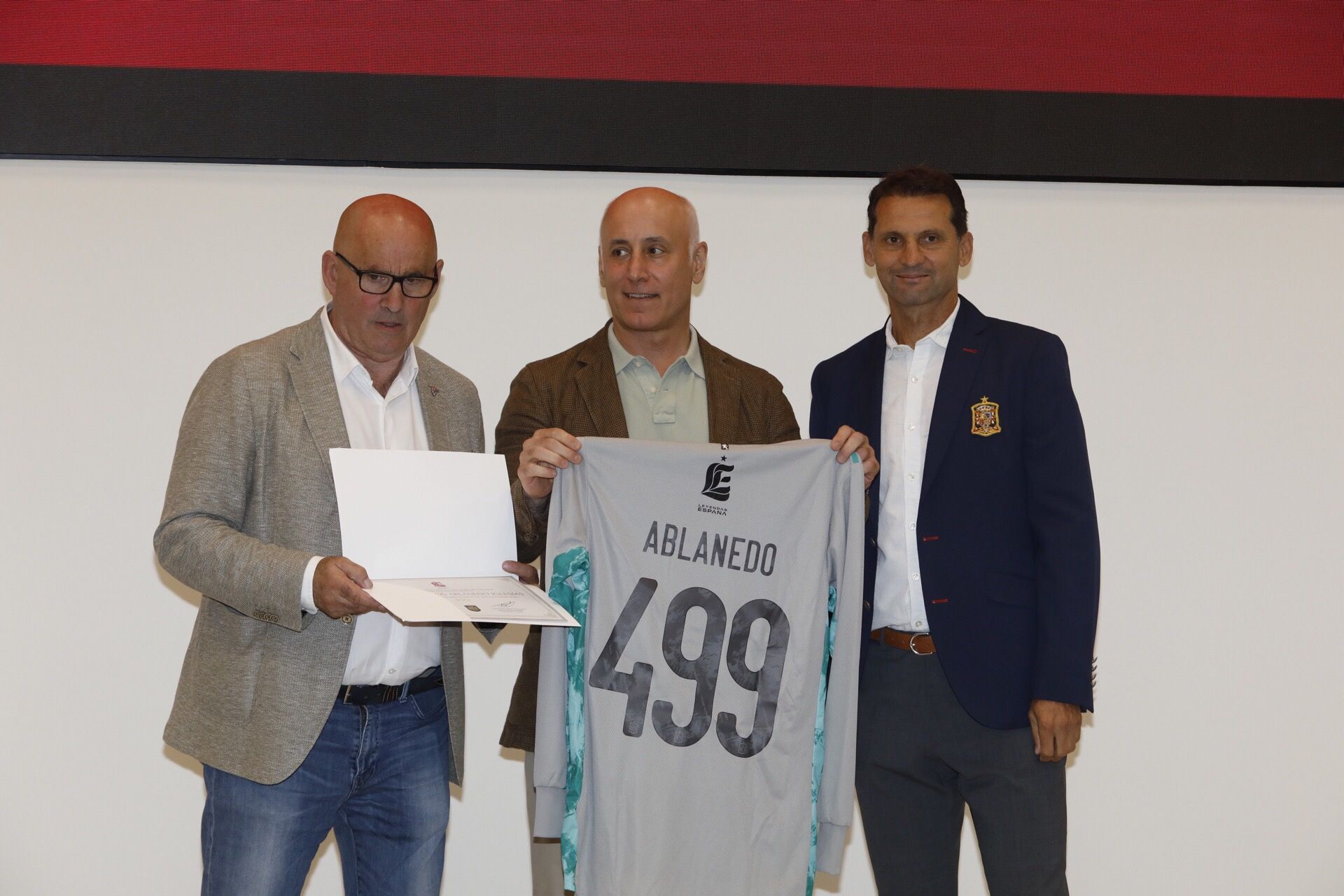 En imágenes: Así fue el homenaje a los futbolistas asturianos que han vestido la roja