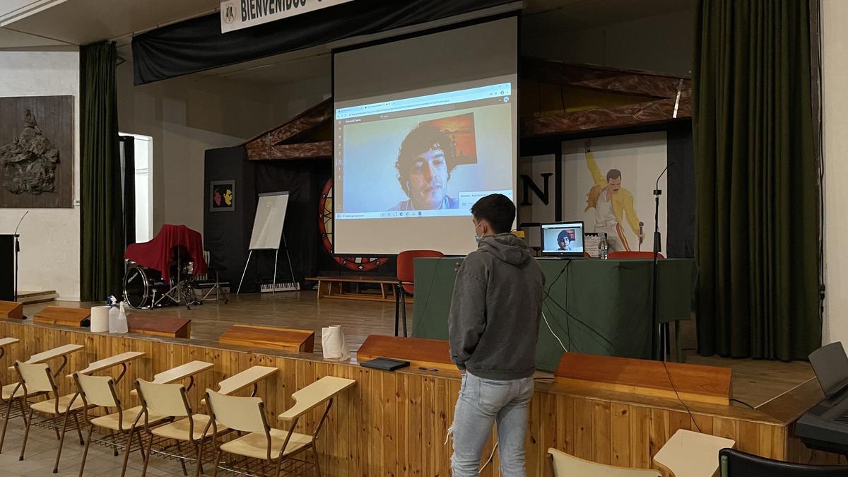 Un alumno de Los Sauces charla con el investigador Alberto Ballestín.