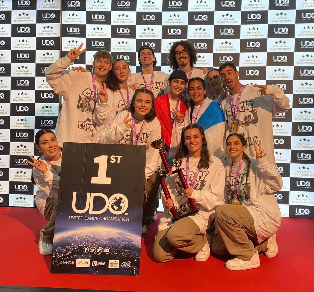 El grupo Grow as Ohana, con las medallas al cuello, posando con el trofeo.