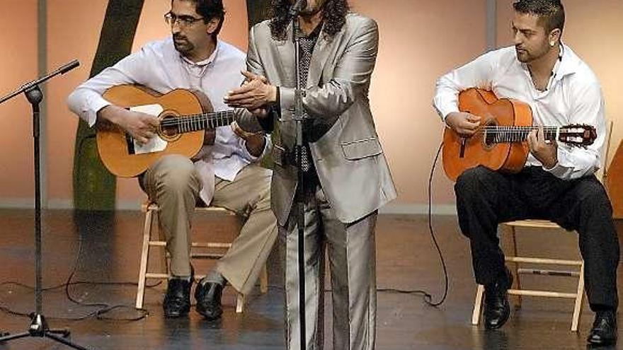 El cantante Antonio Jiménez, durante su actuación en Mieres.