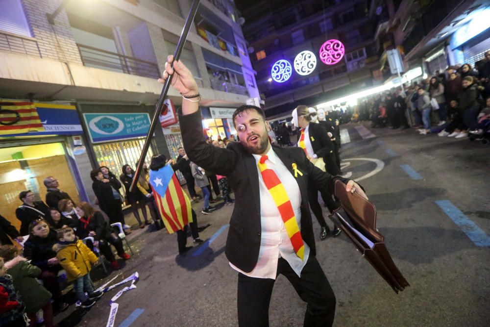 La sátira llena las calles de Benidorm en el Desfile del Humor