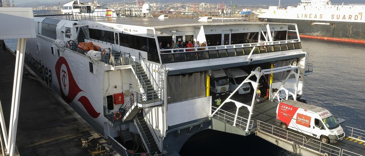 Una de las embarcaciones de Naviera Armas termina de cargar los últimos vehículos a su salida desde la terminal ubicada en el muelle Nelson Mandela.