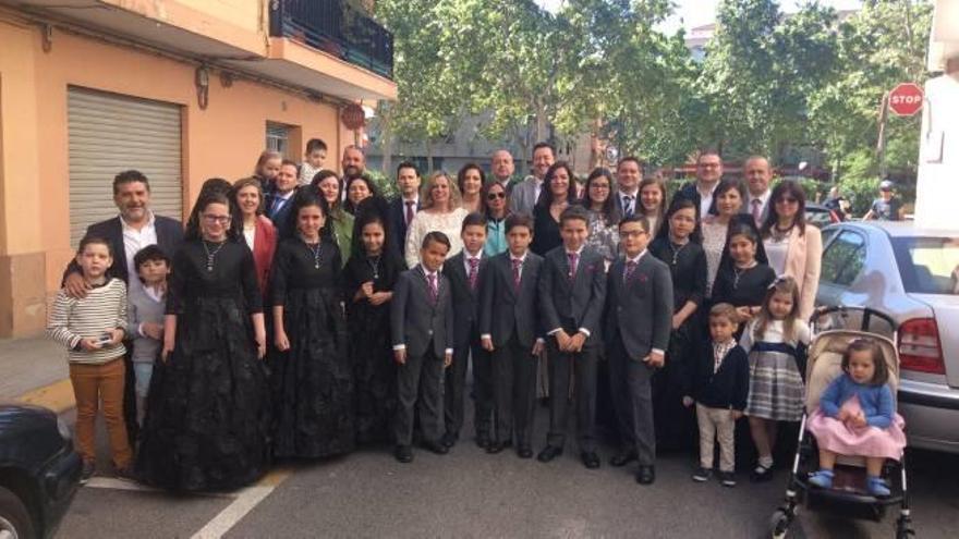 Clavarios y clavariesas, con sus familiares ayer antes del pasacalle.