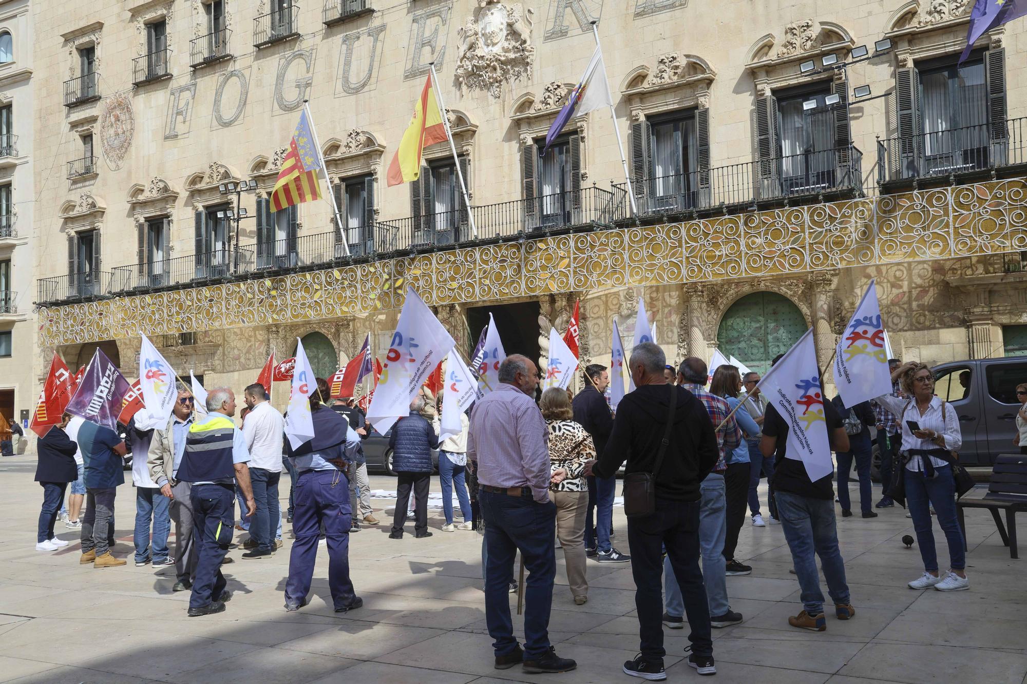 La primera huelga de funcionarios del Ayuntamiento de Alicante