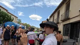 La Torre de les Maçanes se refresca a cubazo limpio en su tradicional banyà