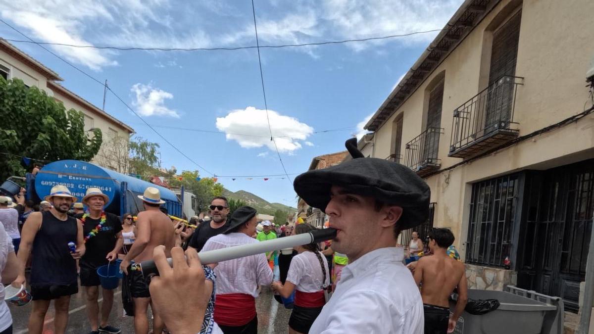 La Torre de les Maçanes se refresca a cubazo limpio en su tradicional banyà