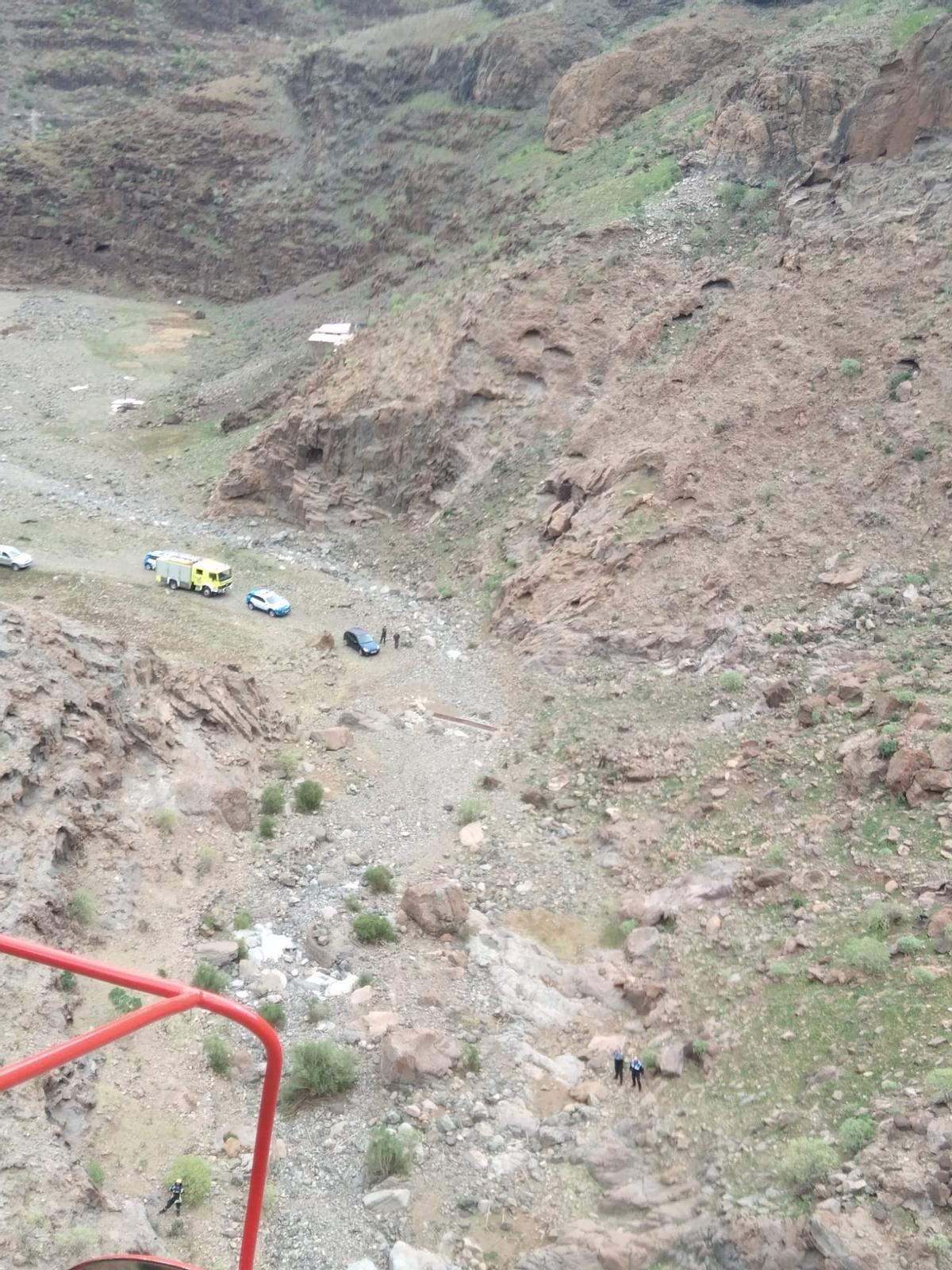 Bomberos del Consorcio de Emergencias de Gran Canaria se trasladan a Santa Lucía a rescatar a un escalador.