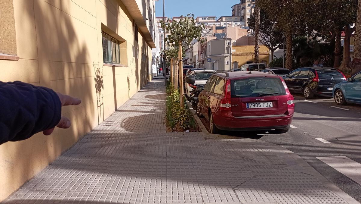 Aparcamientos pegados a nuevos alcorques, en calle Cañizares, Huelin.