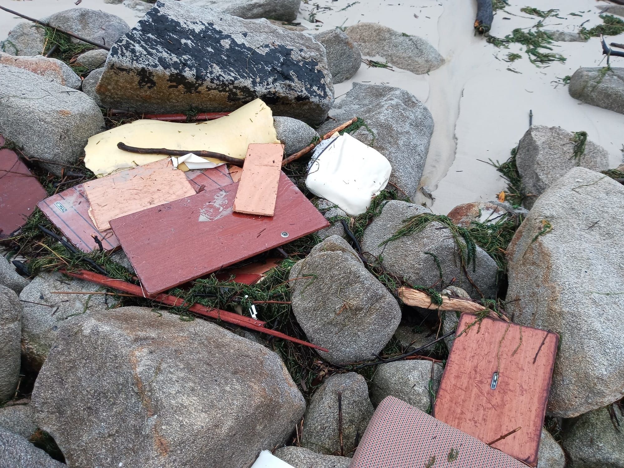 El temporal acaba destrozando el yate enterrado en la playa de Cíes
