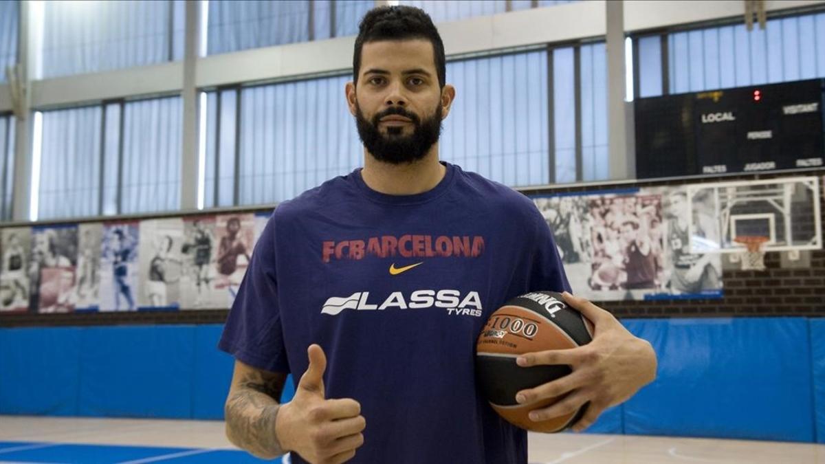 Faverani posa antes de su primer entrenamiento con el Barça