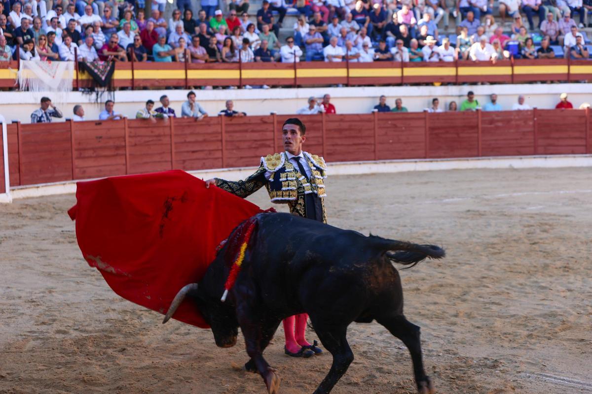 Talavante, ejecutando una manoletina mirando al tendido