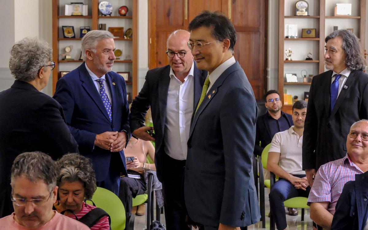 Conferencia de Shinichi Sato, ministro de la Embajada de Japón en España, en el Rectorado de la ULPGC Conferencia de Shinichi Sato, ministro de la Embajada de Japón en España, en el Rectorado de la ULPGC