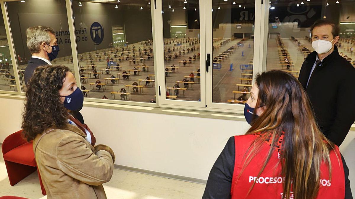 Alfonso Rueda contempla, con Ricardo Durán, el desarrollo de las oposiciones.