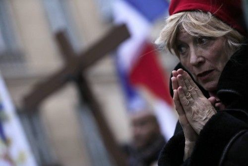 Mujer rezando durante una manifestación del Instituto Civitas organizado por fundamentalistas cristianos contra el matrimonio homosexual