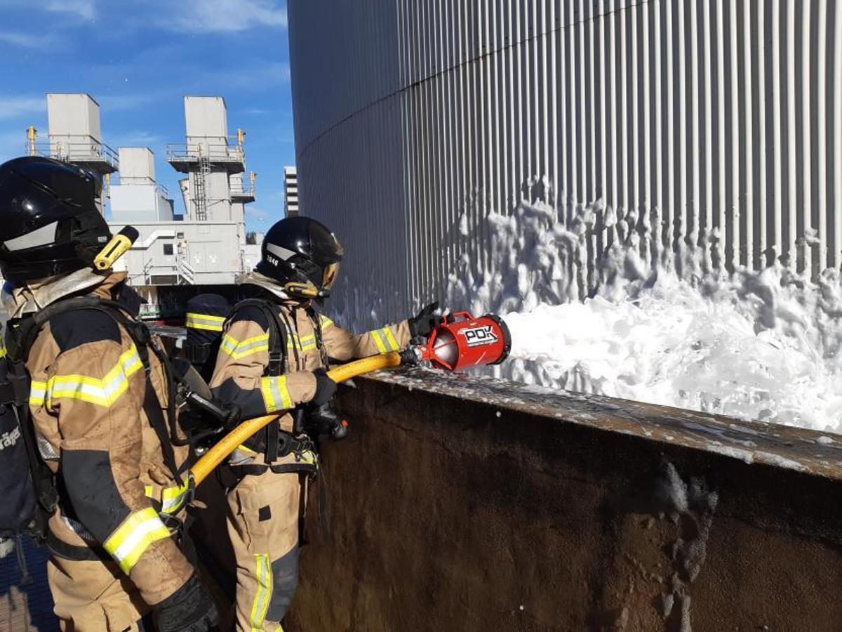 Simulacro de incendio de un tanque de la central térmica